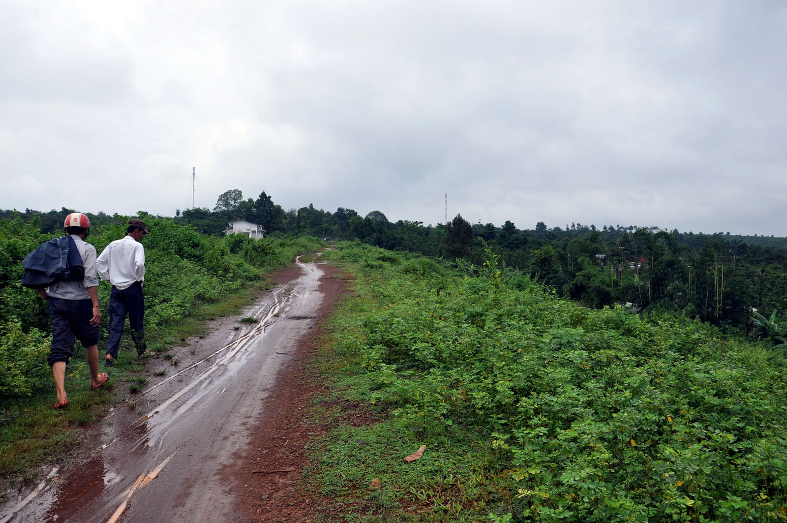 Thân đập hồ Gia Hoét vỡ toác, mở rộng vùng sơ tán dân - Ảnh 4. Thân đập hồ Gia Hoét vỡ toác, mở rộng vùng sơ tán dân - Ảnh 4.