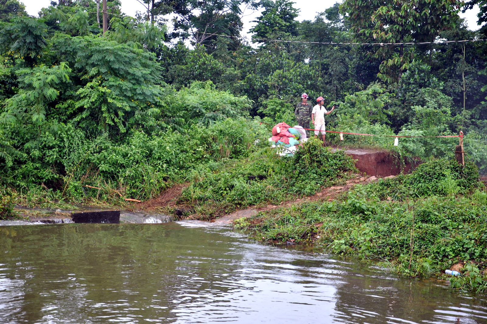 Thân đập hồ Gia Hoét vỡ toác, mở rộng vùng sơ tán dân - Ảnh 6. Thân đập hồ Gia Hoét vỡ toác, mở rộng vùng sơ tán dân - Ảnh 6.
