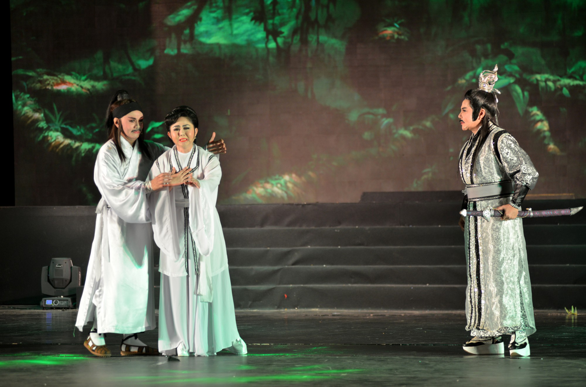 Phi Giao vẫn là của Ngọc Huyền - Ảnh 8. Phi Giao vẫn là của Ngọc Huyền - Ảnh 8.