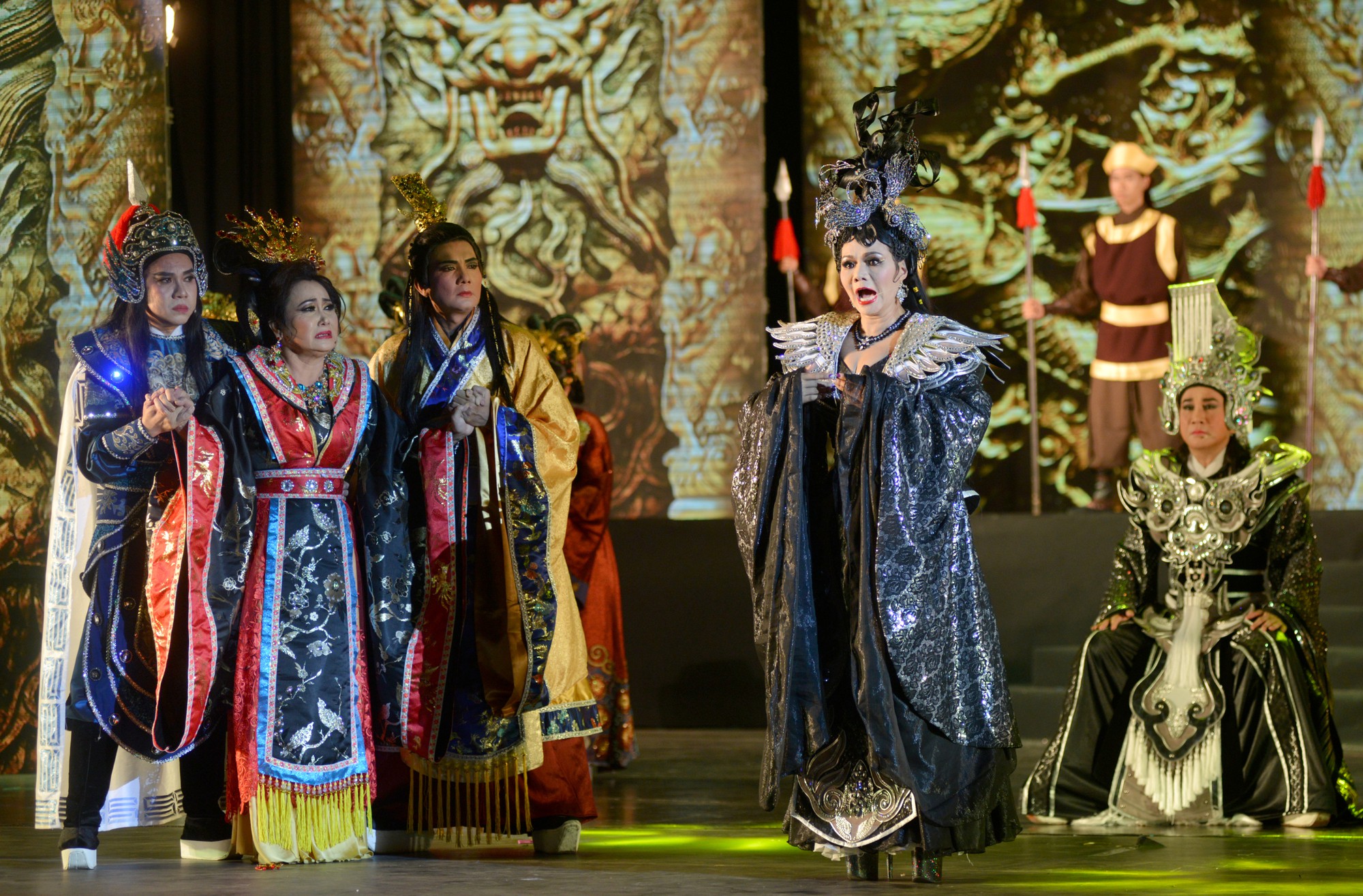 Phi Giao vẫn là của Ngọc Huyền - Ảnh 12. Phi Giao vẫn là của Ngọc Huyền - Ảnh 12.