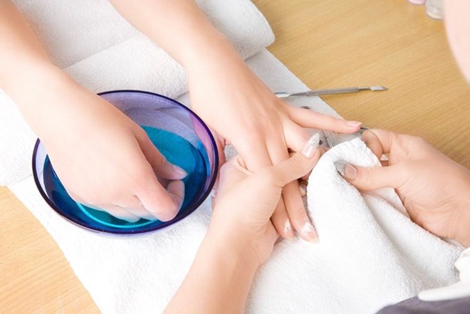 Sơn móng gel khiến bạn được gì và phải đánh đổi những gì? - Ảnh 1.