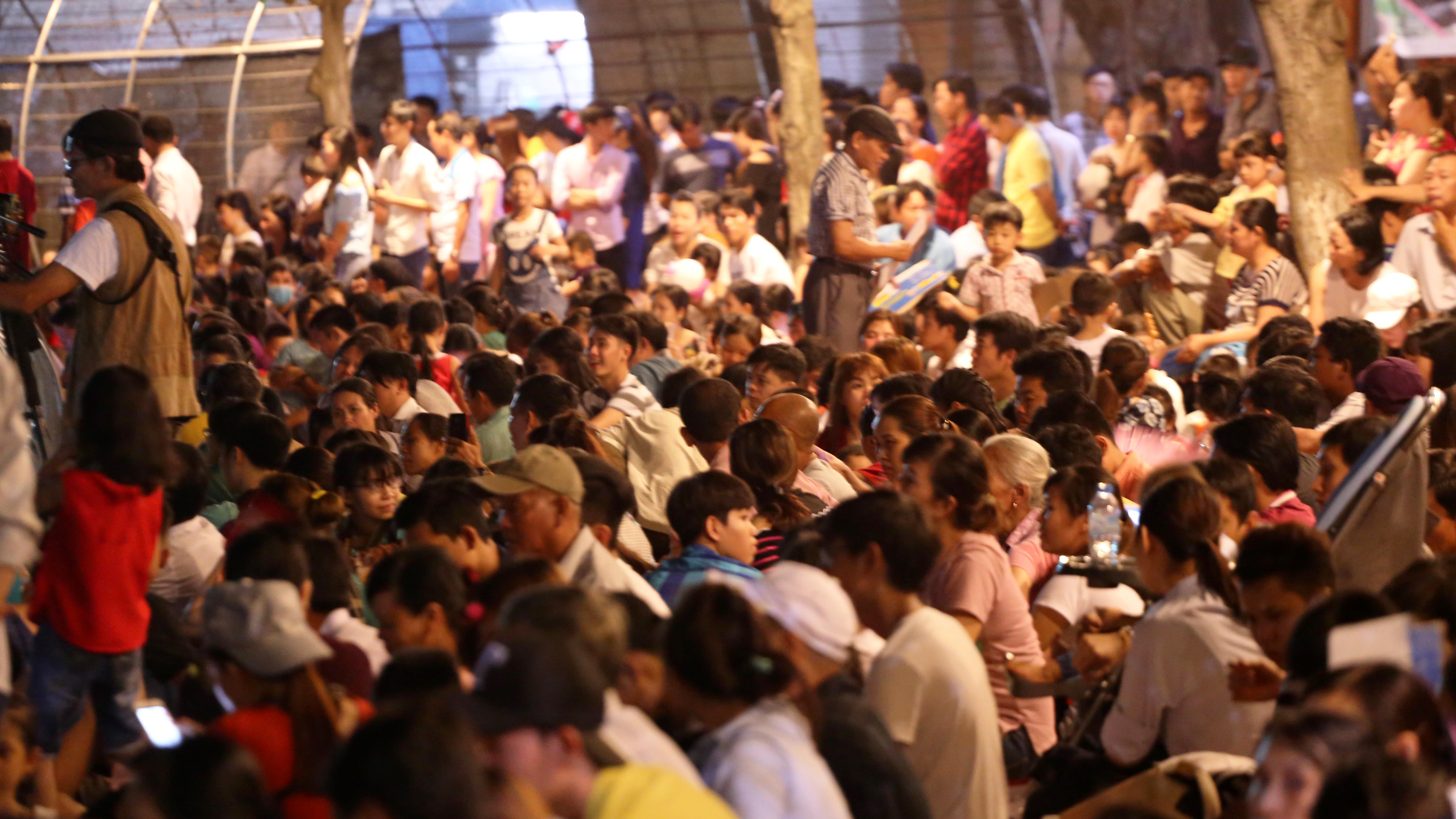 Đông đảo du khách đến Đầm Sen xem pháo hoa - Ảnh 3. Đông đảo du khách đến Đầm Sen xem pháo hoa - Ảnh 3.