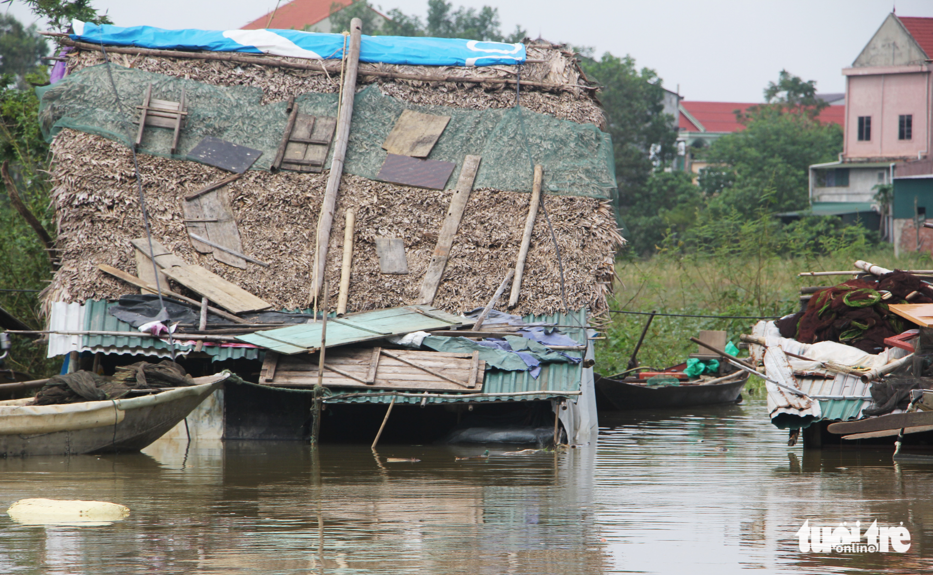 Video người dân liều mình băng cầu tràn mặc nước lũ chảy xiết - Ảnh 11. Video người dân liều mình băng cầu tràn mặc nước lũ chảy xiết - Ảnh 11.