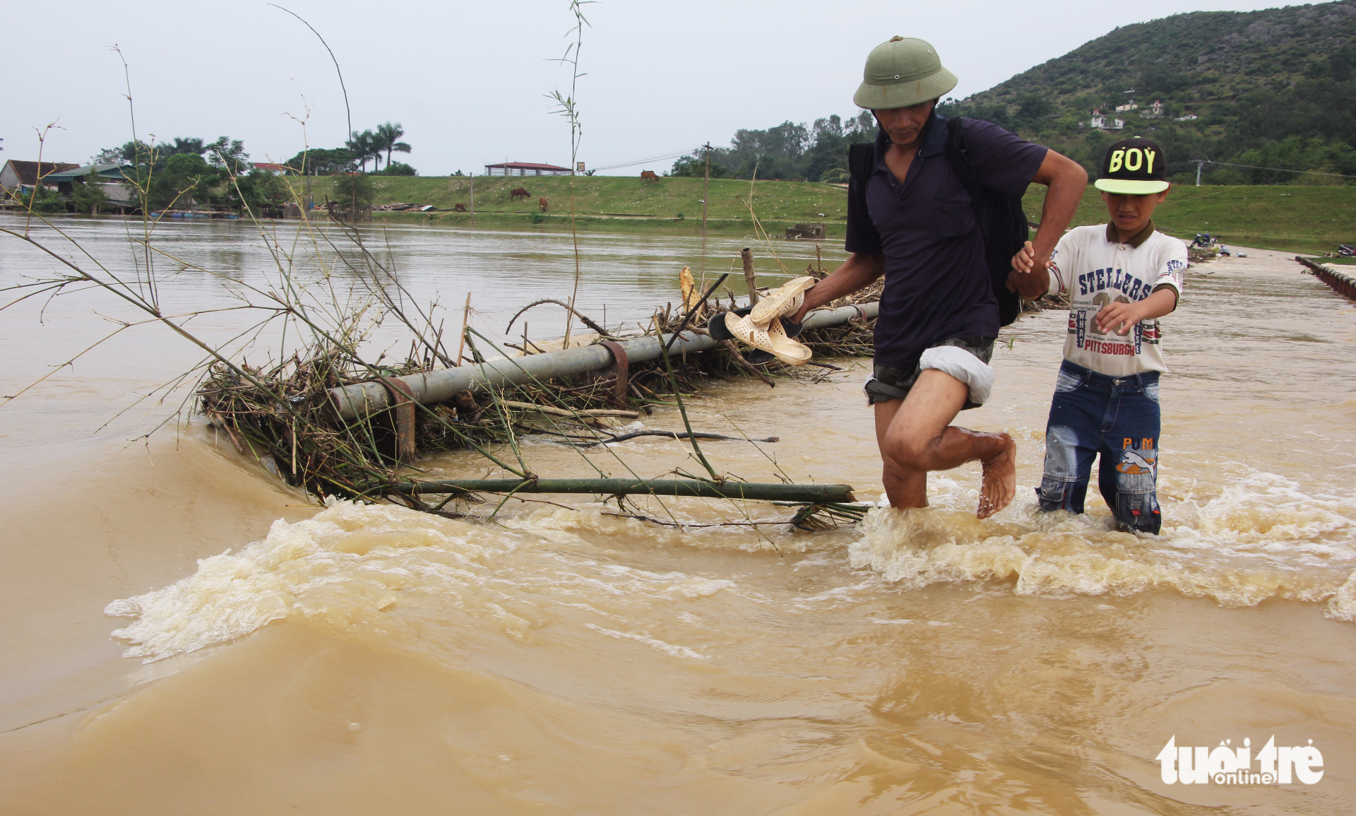 Video người dân liều mình băng cầu tràn mặc nước lũ chảy xiết - Ảnh 3. Video người dân liều mình băng cầu tràn mặc nước lũ chảy xiết - Ảnh 3.