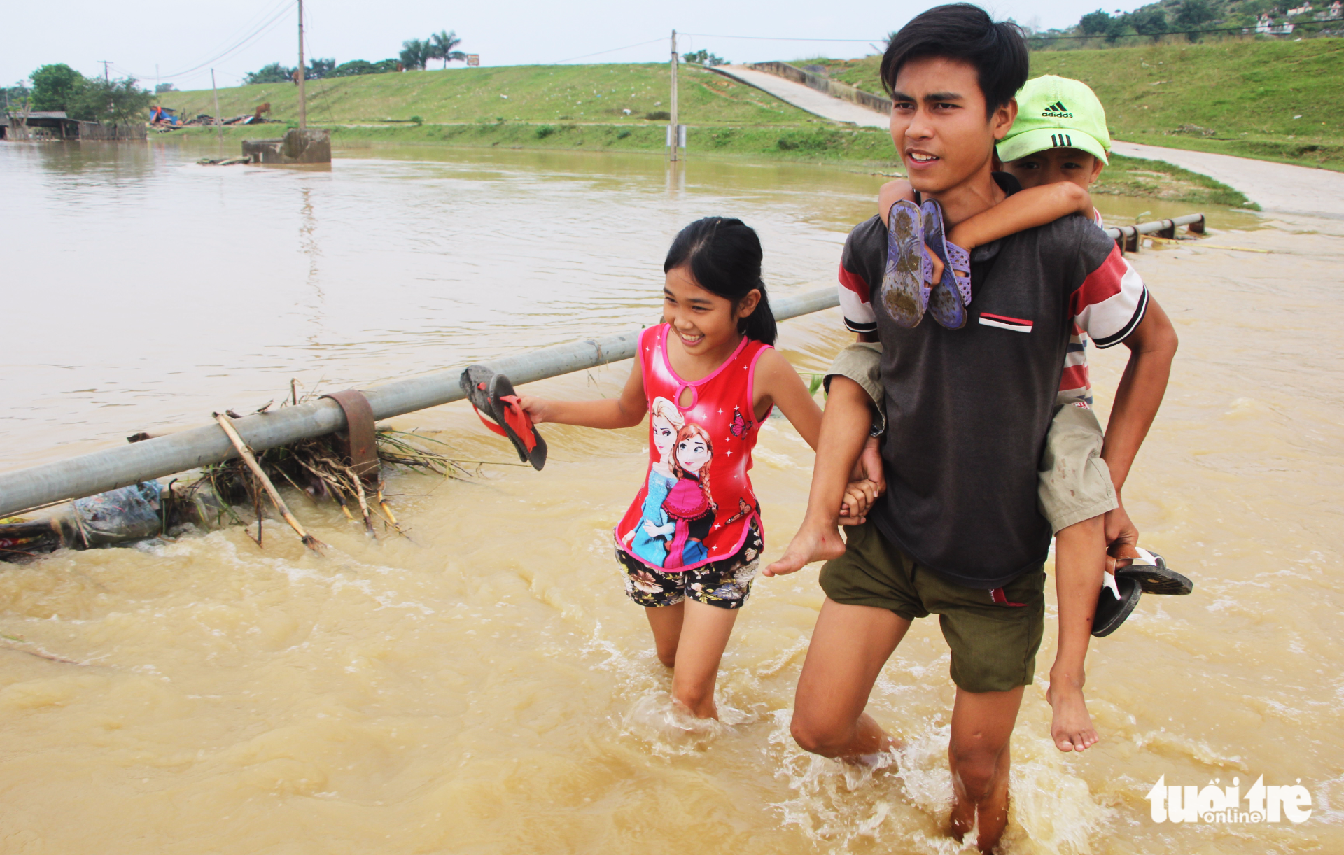 Video người dân liều mình băng cầu tràn mặc nước lũ chảy xiết - Ảnh 7. Video người dân liều mình băng cầu tràn mặc nước lũ chảy xiết - Ảnh 7.