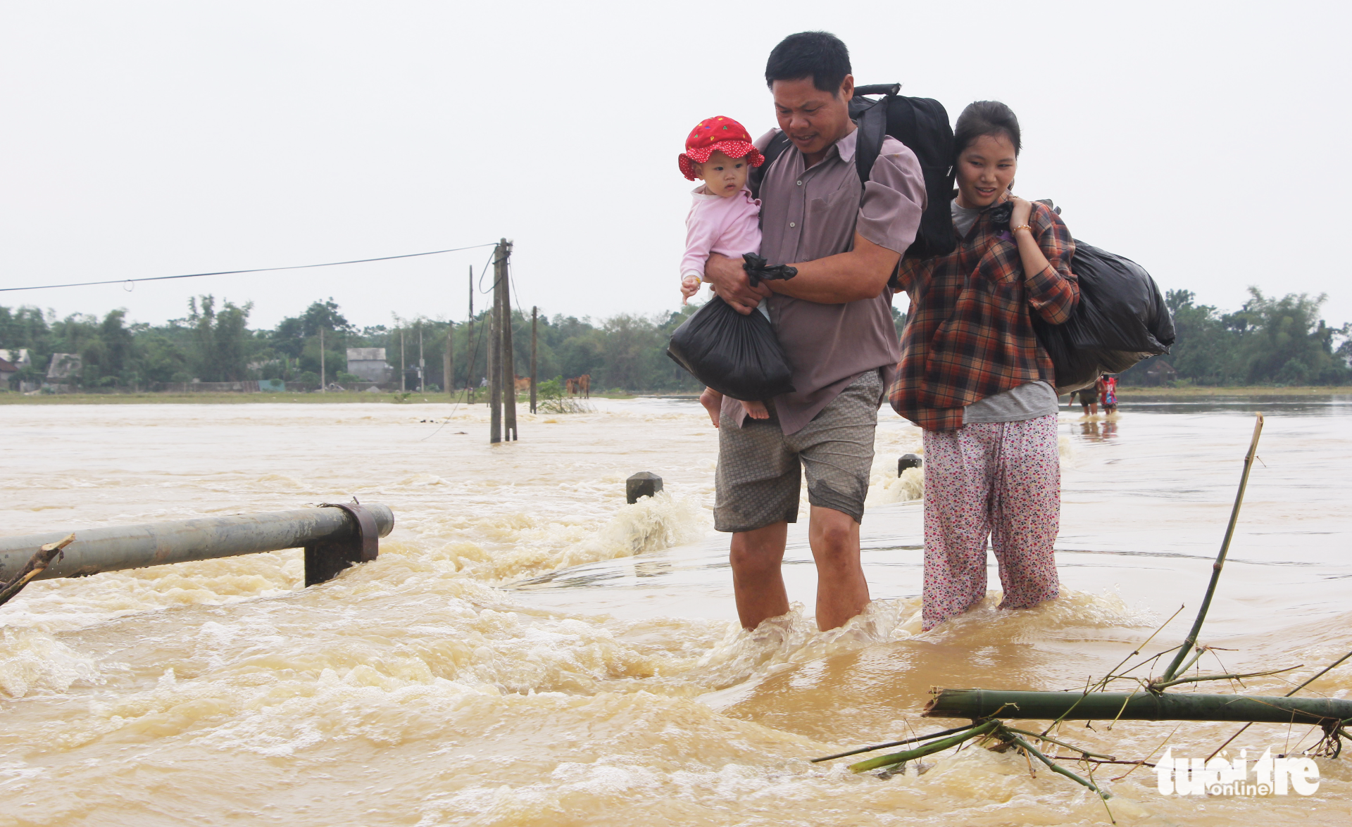 Video người dân liều mình băng cầu tràn mặc nước lũ chảy xiết - Ảnh 5. Video người dân liều mình băng cầu tràn mặc nước lũ chảy xiết - Ảnh 5.