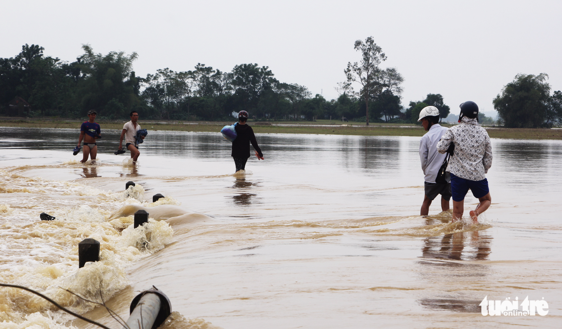 Video người dân liều mình băng cầu tràn mặc nước lũ chảy xiết - Ảnh 6. Video người dân liều mình băng cầu tràn mặc nước lũ chảy xiết - Ảnh 6.
