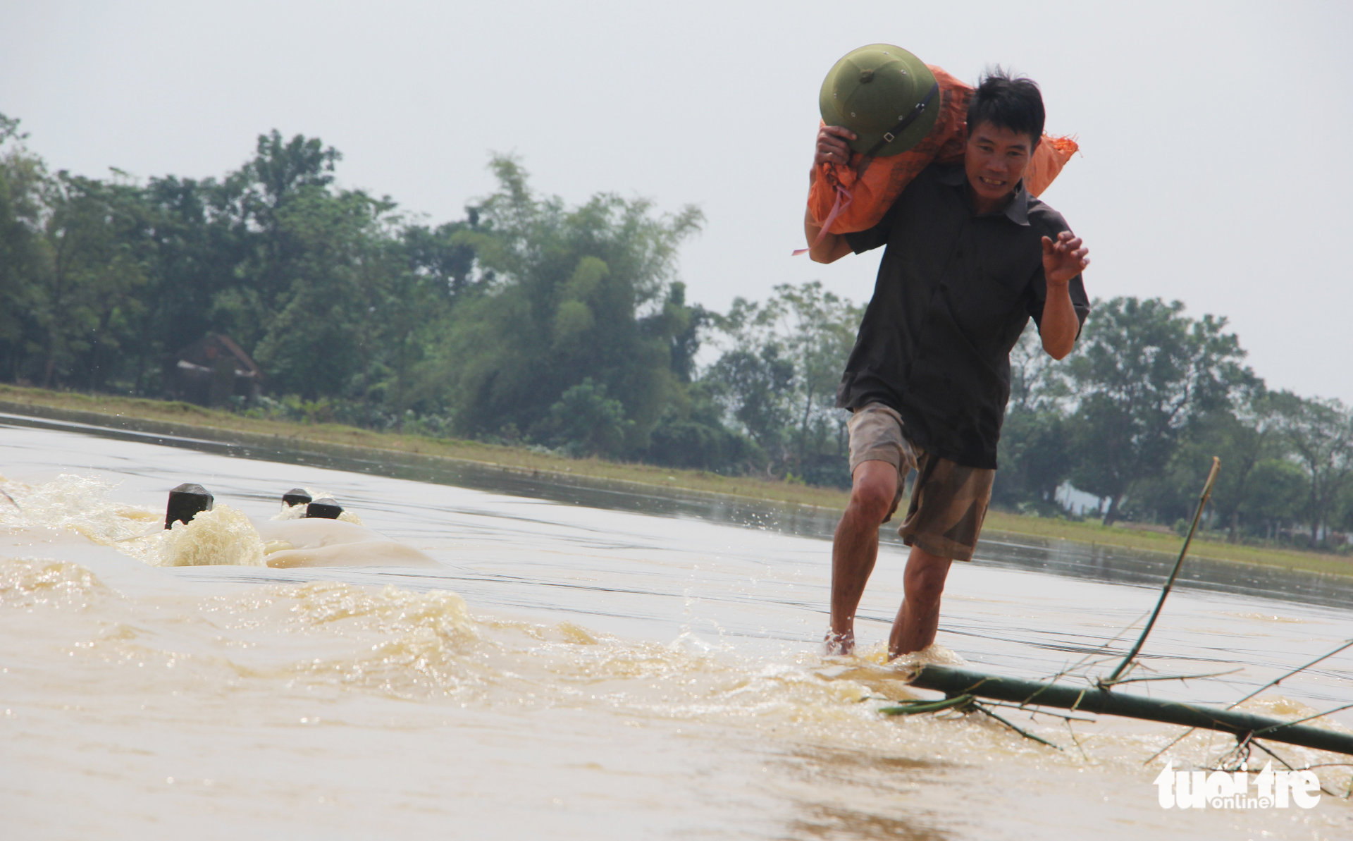 Video người dân liều mình băng cầu tràn mặc nước lũ chảy xiết - Ảnh 9. Video người dân liều mình băng cầu tràn mặc nước lũ chảy xiết - Ảnh 9.