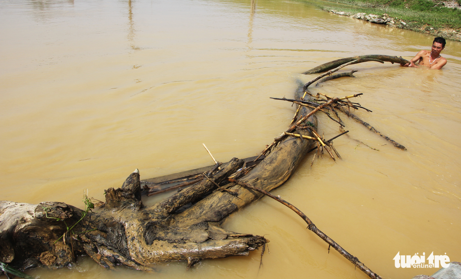 Video người dân liều mình băng cầu tràn mặc nước lũ chảy xiết - Ảnh 10. Video người dân liều mình băng cầu tràn mặc nước lũ chảy xiết - Ảnh 10.