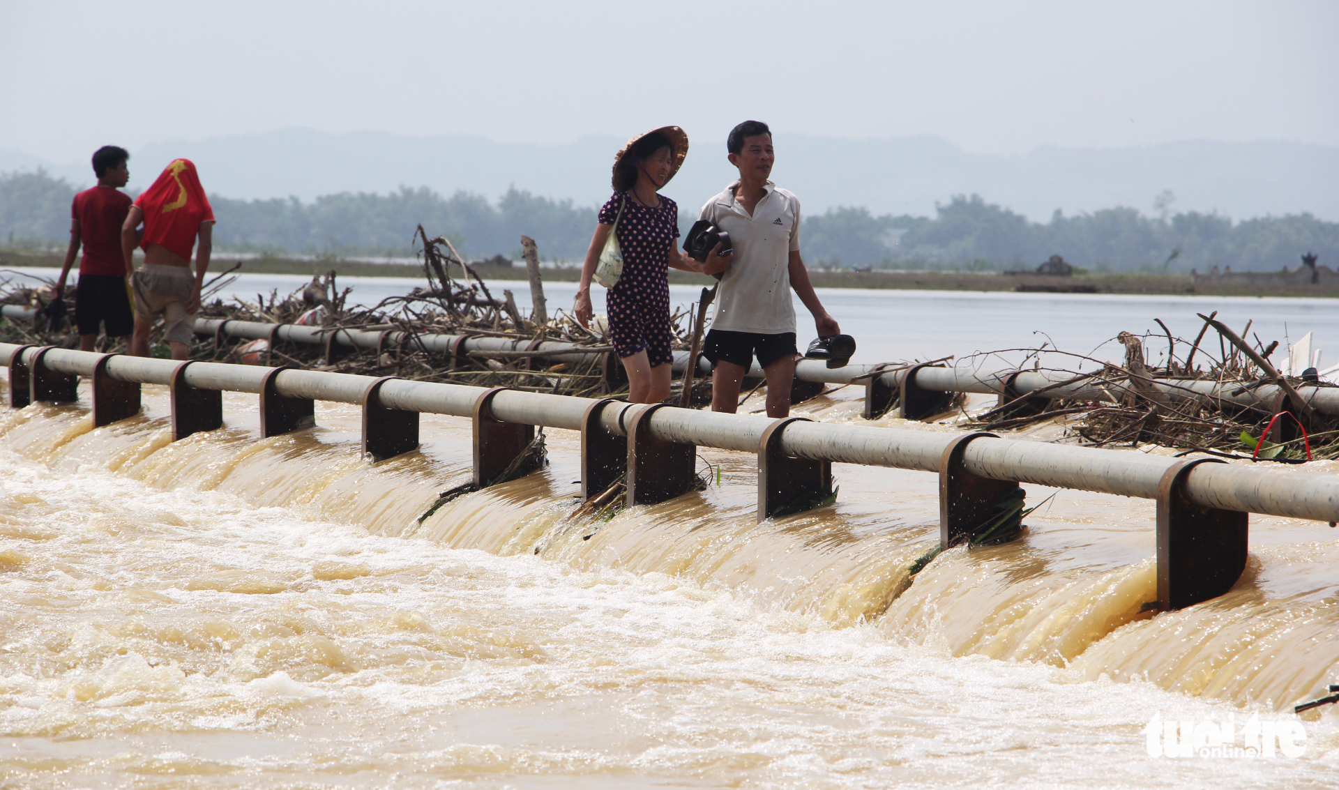 Video người dân liều mình băng cầu tràn mặc nước lũ chảy xiết - Ảnh 4. Video người dân liều mình băng cầu tràn mặc nước lũ chảy xiết - Ảnh 4.
