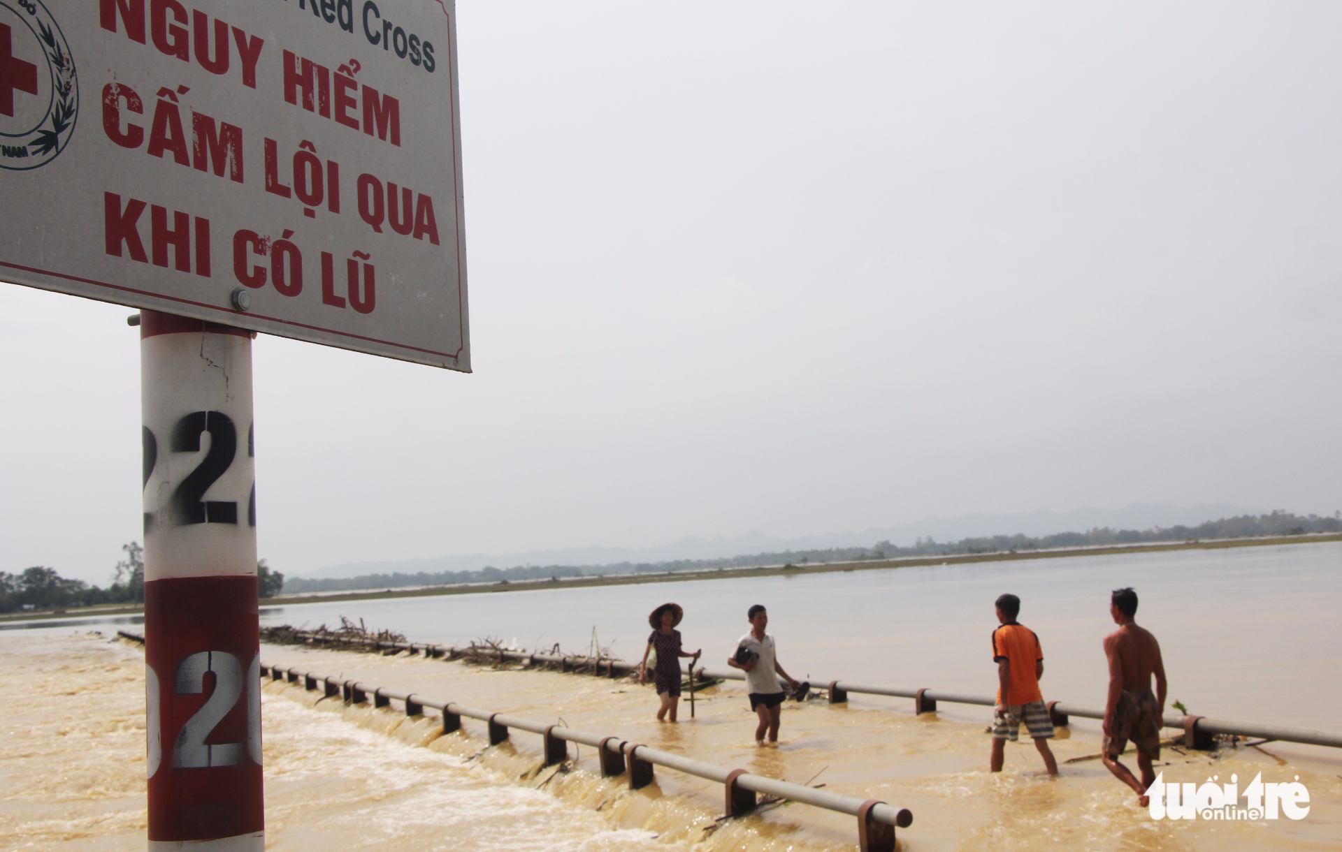 Video người dân liều mình băng cầu tràn mặc nước lũ chảy xiết - Ảnh 2. Video người dân liều mình băng cầu tràn mặc nước lũ chảy xiết - Ảnh 2.
