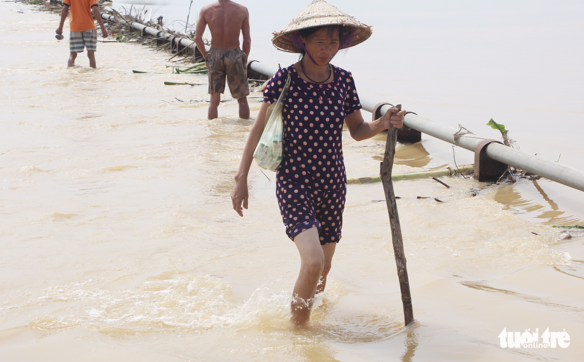 Video người dân liều mình băng cầu tràn mặc nước lũ chảy xiết - Ảnh 8. Video người dân liều mình băng cầu tràn mặc nước lũ chảy xiết - Ảnh 8.
