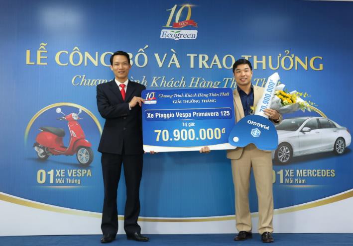 Khách hàng đầu tiên nhận quà tặng trị giá 70 triệu đồng từ Ecogreen - Ảnh 1. Khách hàng đầu tiên nhận quà tặng trị giá 70 triệu đồng từ Ecogreen - Ảnh 1.