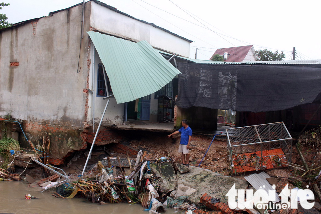Mưa lớn, nước cuốn sập cầu và nhà dân tại TP Biên Hòa - Ảnh 1. Mưa lớn, nước cuốn sập cầu và nhà dân tại TP Biên Hòa - Ảnh 1.