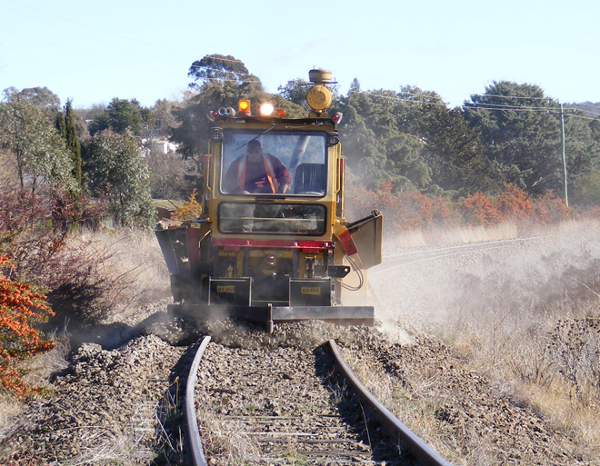 Vì sao phải trải đá đường ray? - Ảnh 1.