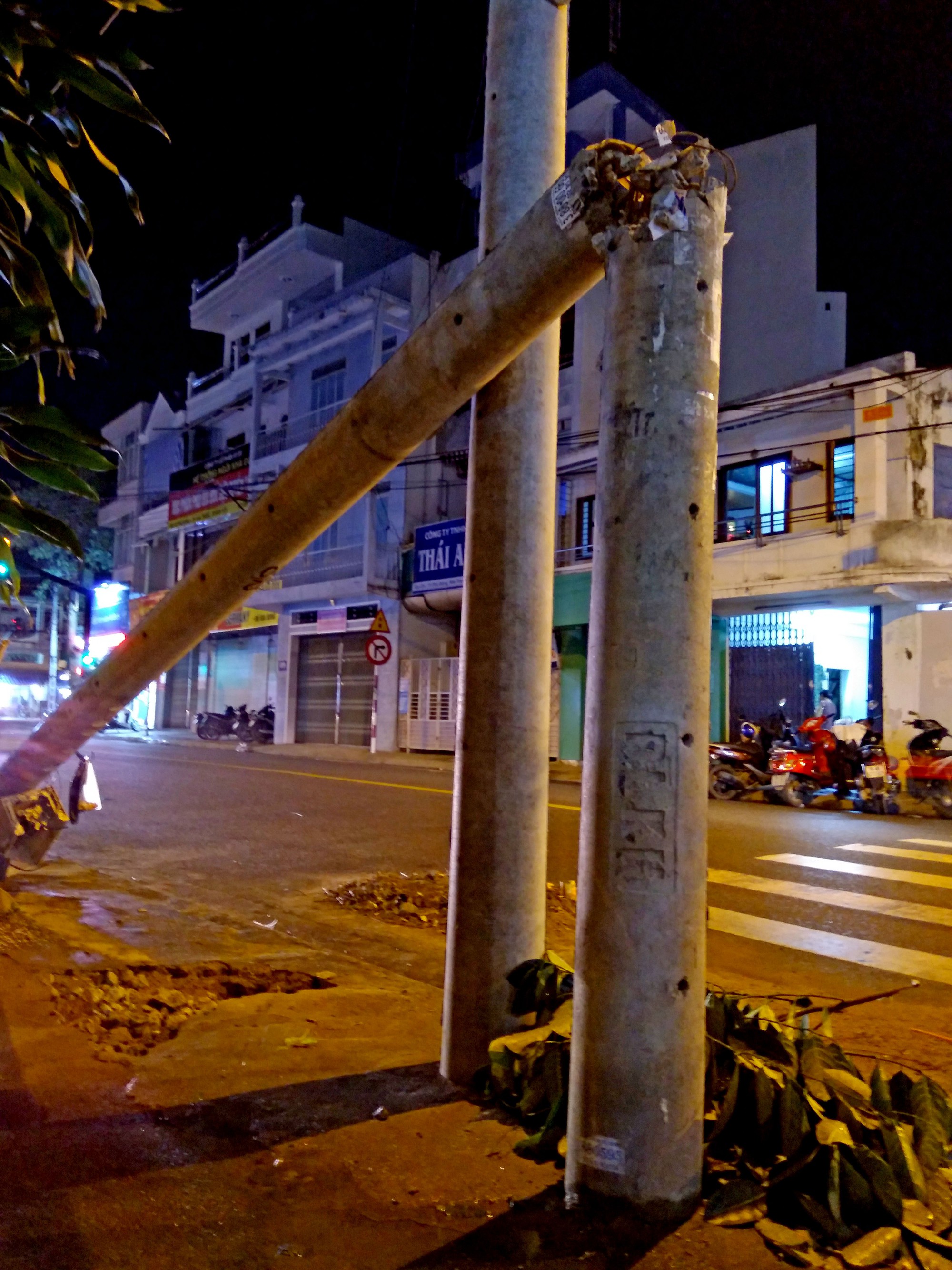 Trụ điện dự ứng lực không chịu nổi bão mạnh - Ảnh 1. Trụ điện dự ứng lực không chịu nổi bão mạnh - Ảnh 1.