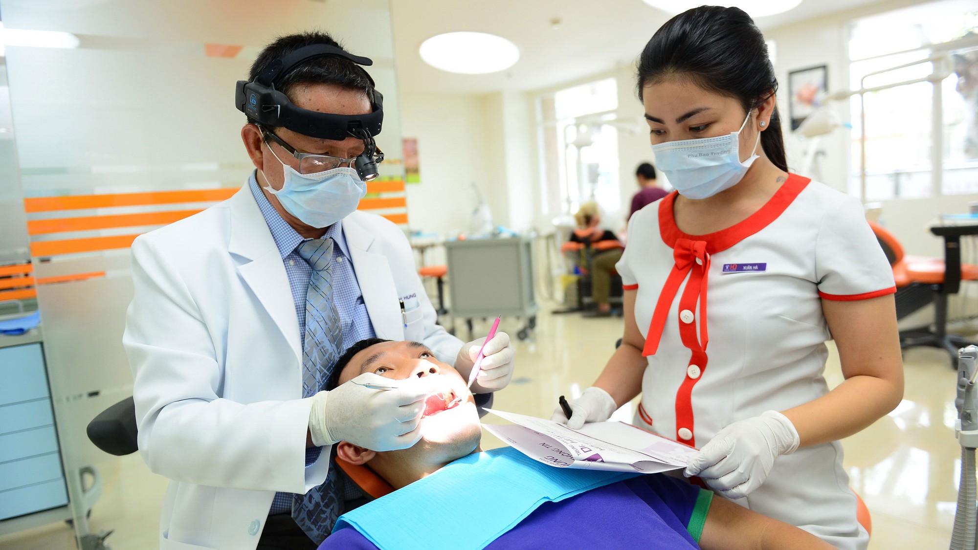 Phủ sứ trắng răng nano: coi chừng! - Ảnh 1. Phủ sứ trắng răng nano: coi chừng! - Ảnh 1.