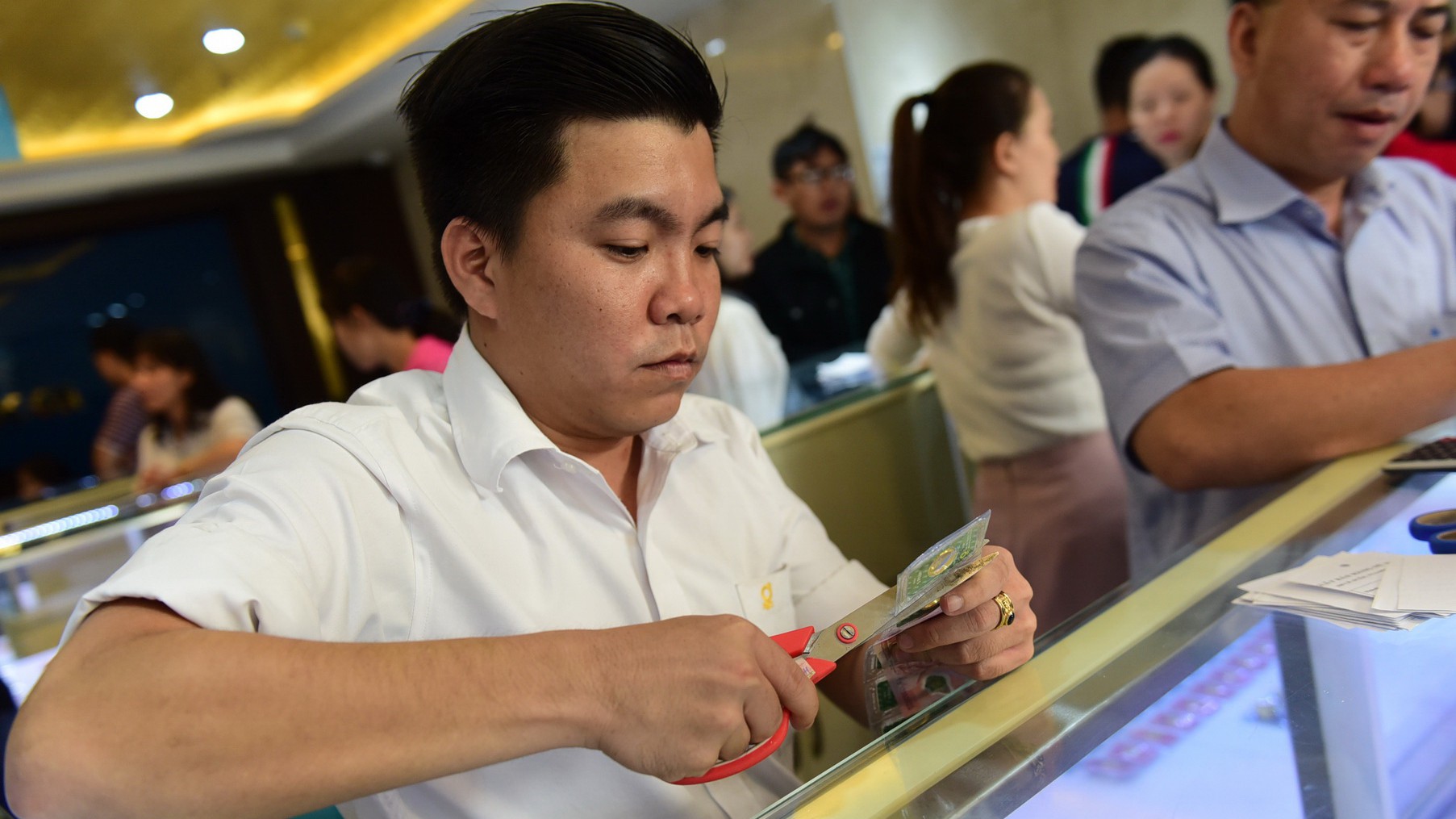 Diễn biến lạ trên thị trường vàng, vàng 9999 đắt hơn SJC - Ảnh 1. Diễn biến lạ trên thị trường vàng, vàng 9999 đắt hơn SJC - Ảnh 1.