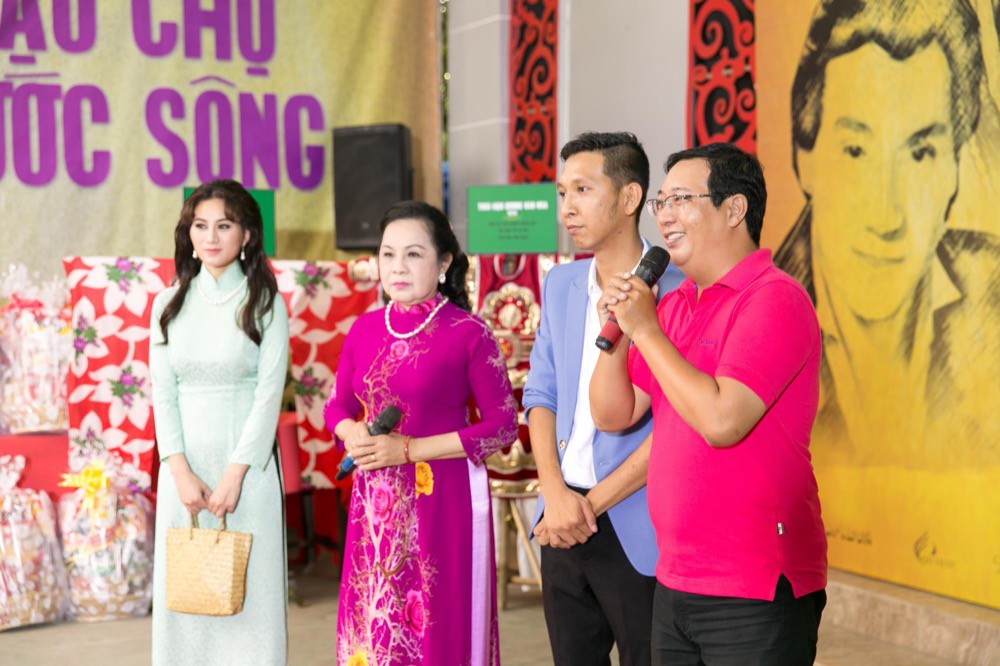 Đoàn phim Gạo chợ nước sông ra mắt ở Viện dưỡng lão nghệ sĩ - Ảnh 1. Đoàn phim Gạo chợ nước sông ra mắt ở Viện dưỡng lão nghệ sĩ - Ảnh 1.