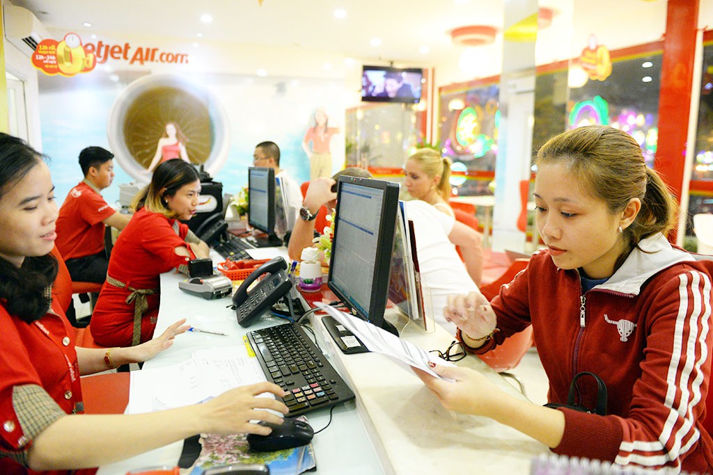 Mua vé máy bay coi chừng bị cộng thêm phí mặc định - Ảnh 1. Mua vé máy bay coi chừng bị cộng thêm phí mặc định - Ảnh 1.