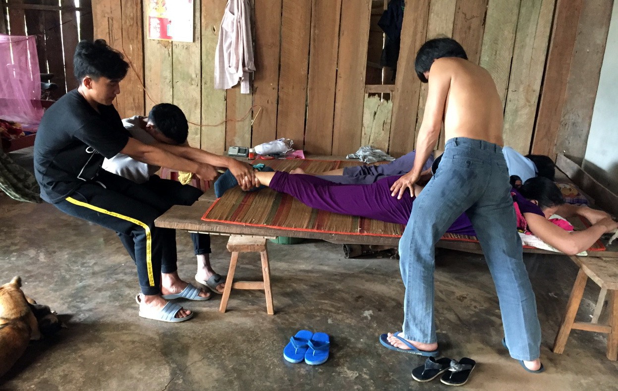 Chữa thoát vị đĩa đệm bằng cách dậm lưng, kéo chân bệnh nhân - Ảnh 1.