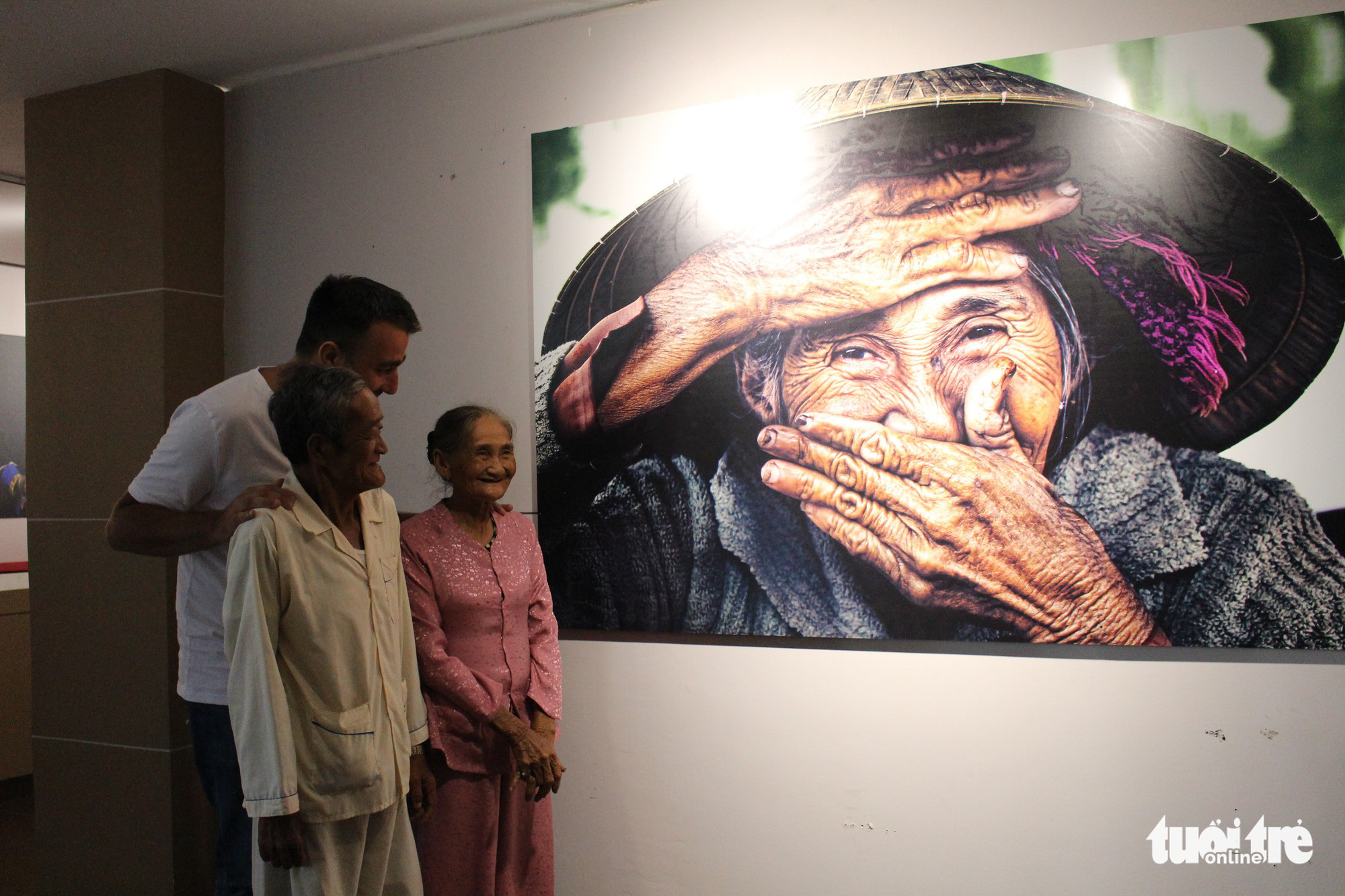 Tặng ảnh Cụ bà đẹp nhất thế giới cho tổng thống Pháp - Ảnh 4. Tặng ảnh Cụ bà đẹp nhất thế giới cho tổng thống Pháp - Ảnh 4.