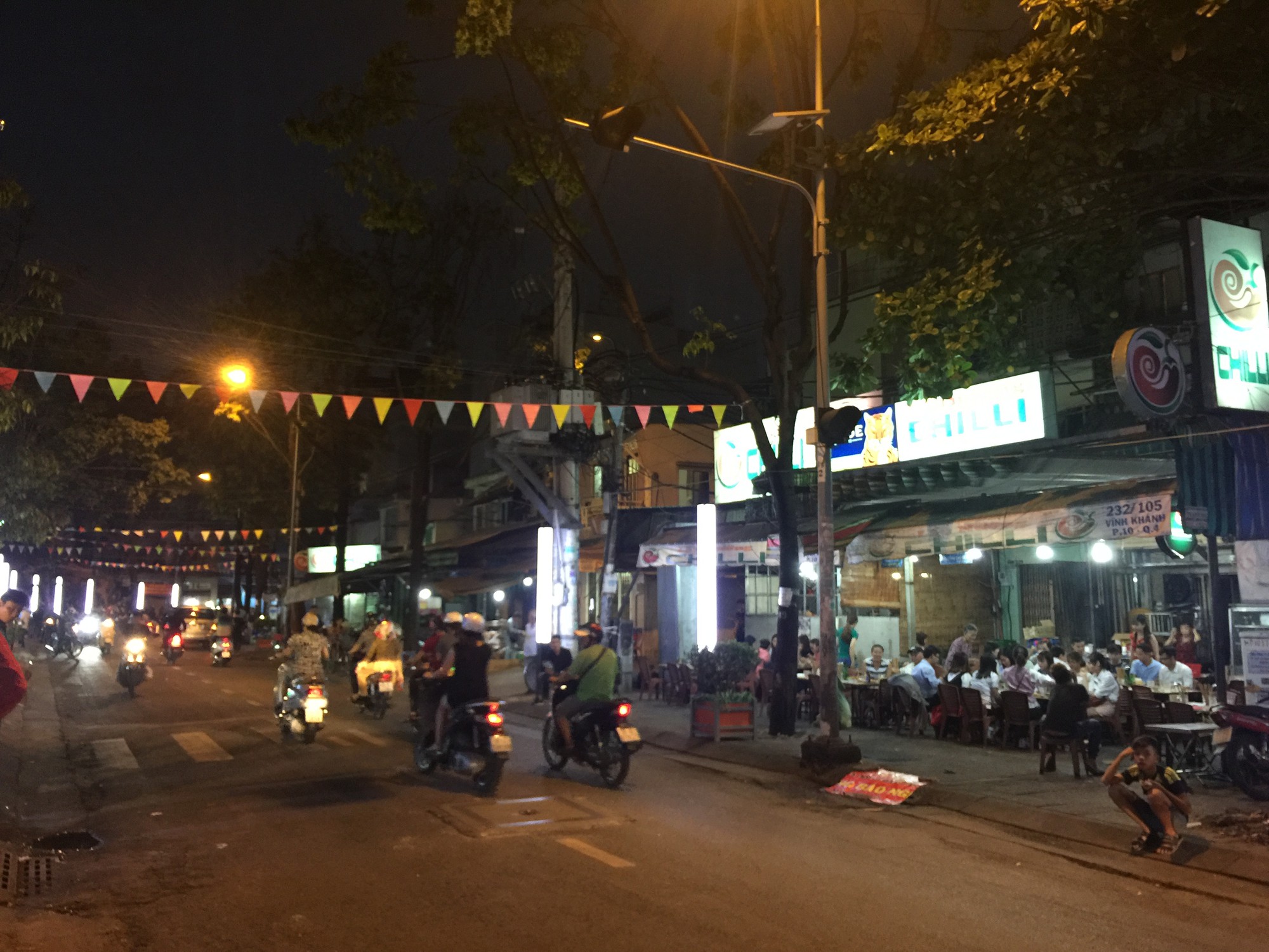 Phố ẩm thực Vĩnh Khánh nhộn nhịp ngày cuối tuần - Ảnh 2.