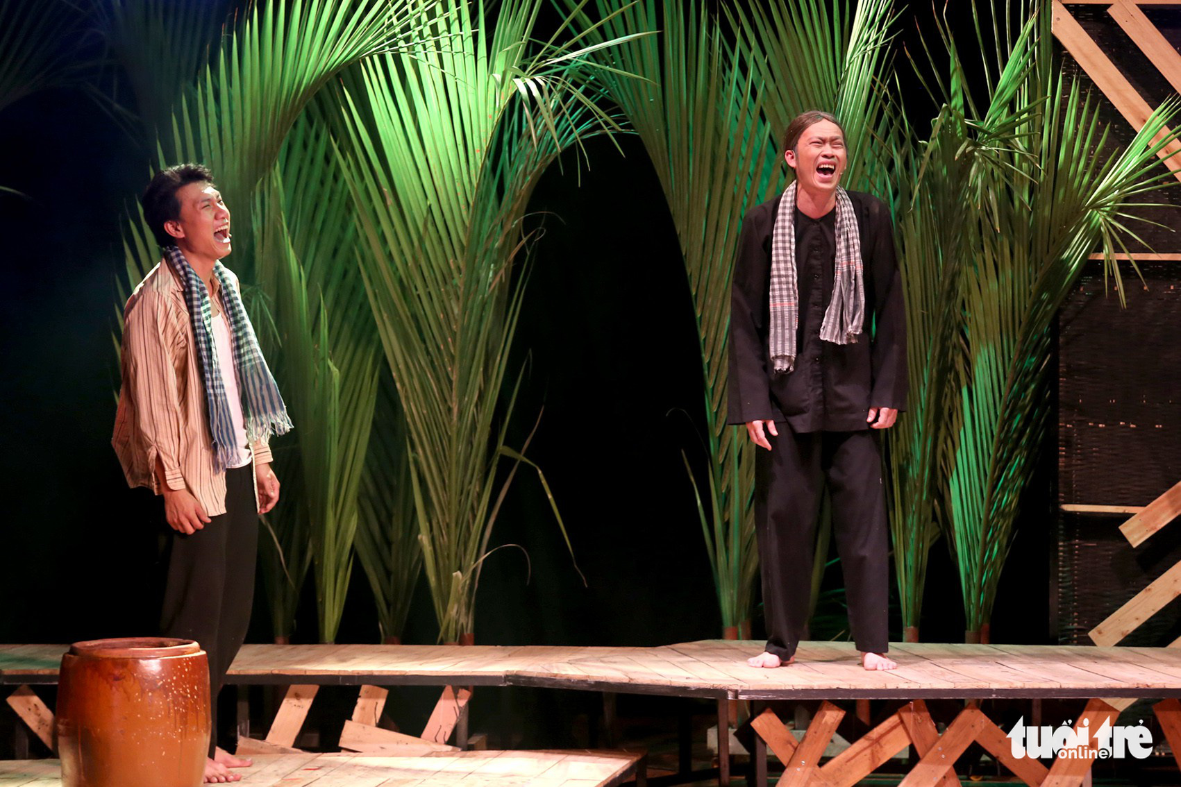 Hoài Linh khiến khán giả khóc cười trong Hiu hiu gió bấc - Ảnh 4. Hoài Linh khiến khán giả khóc cười trong Hiu hiu gió bấc - Ảnh 4.