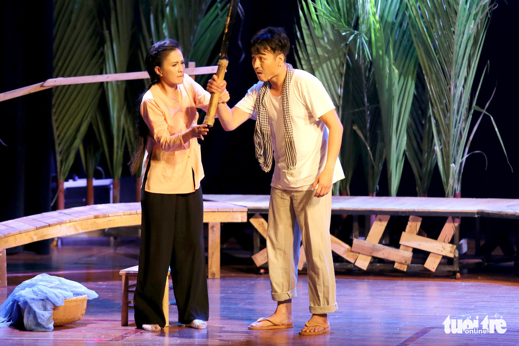 Hoài Linh khiến khán giả khóc cười trong Hiu hiu gió bấc - Ảnh 5. Hoài Linh khiến khán giả khóc cười trong Hiu hiu gió bấc - Ảnh 5.