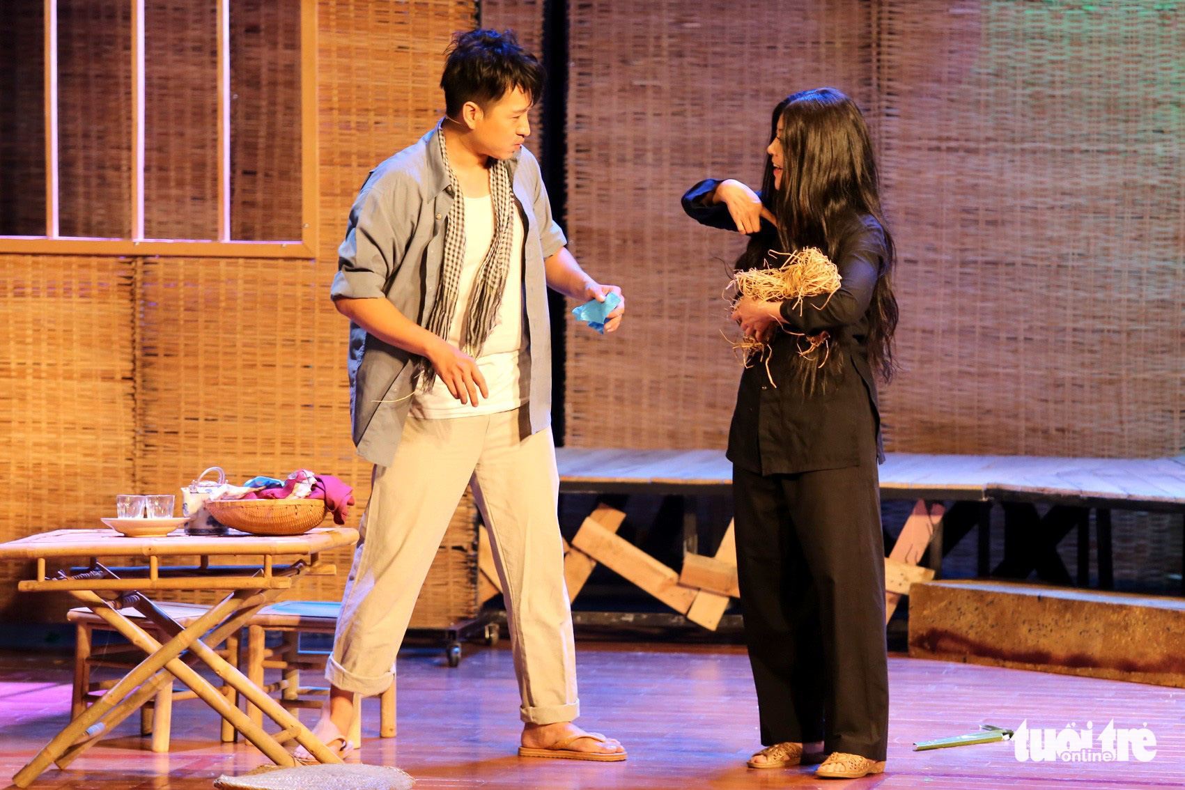 Hoài Linh khiến khán giả khóc cười trong Hiu hiu gió bấc - Ảnh 7. Hoài Linh khiến khán giả khóc cười trong Hiu hiu gió bấc - Ảnh 7.