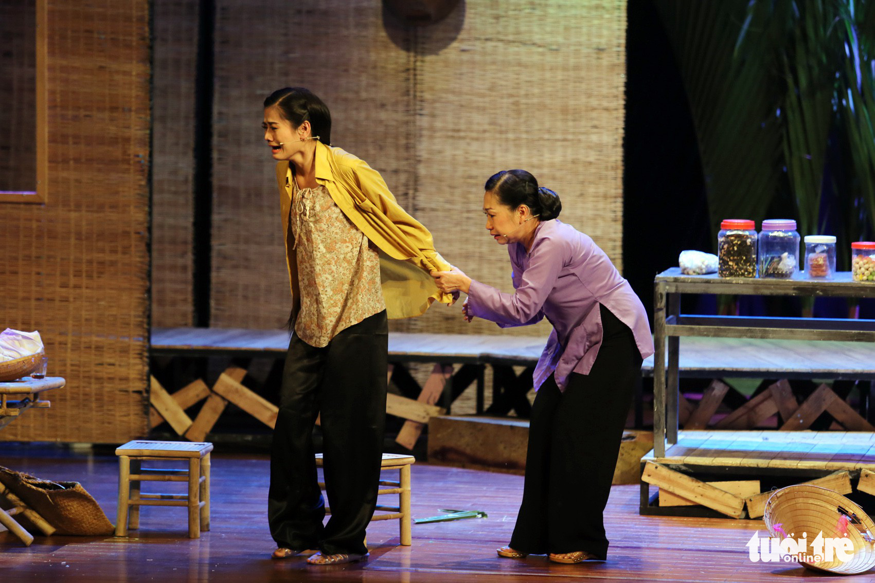 Hoài Linh khiến khán giả khóc cười trong Hiu hiu gió bấc - Ảnh 8. Hoài Linh khiến khán giả khóc cười trong Hiu hiu gió bấc - Ảnh 8.