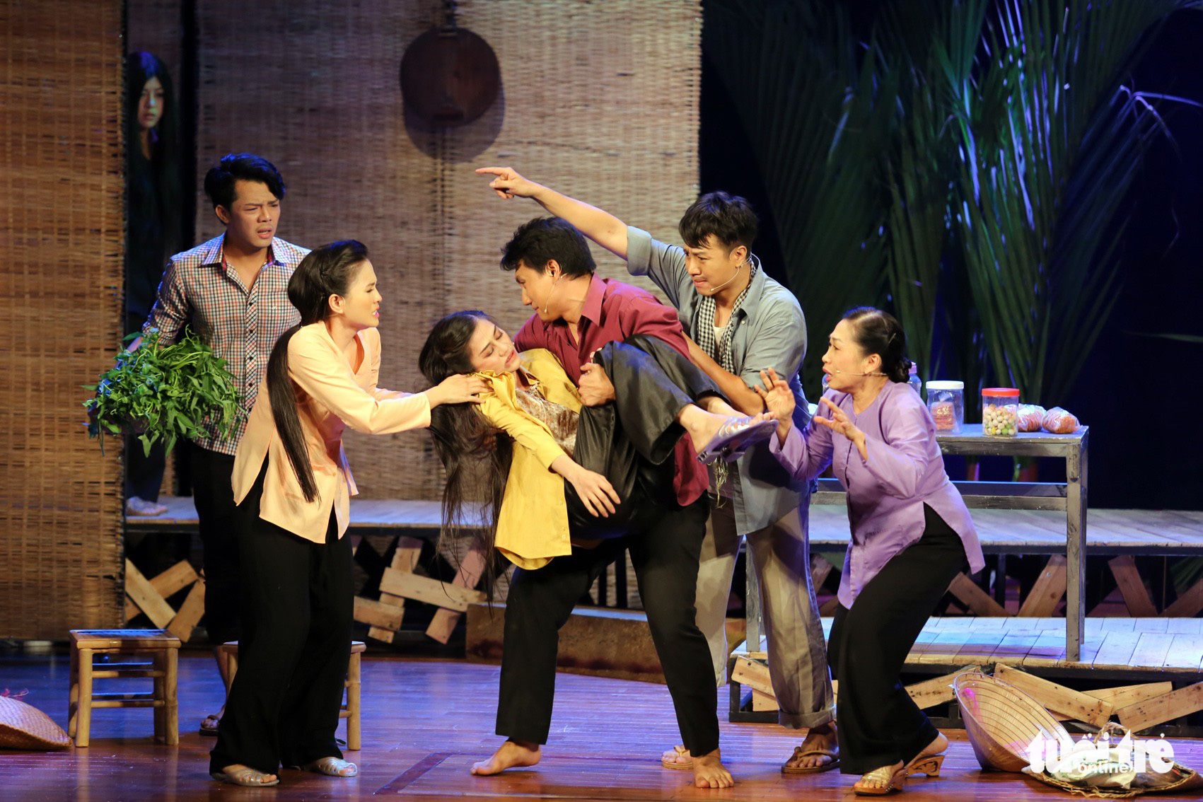 Hoài Linh khiến khán giả khóc cười trong Hiu hiu gió bấc - Ảnh 9. Hoài Linh khiến khán giả khóc cười trong Hiu hiu gió bấc - Ảnh 9.