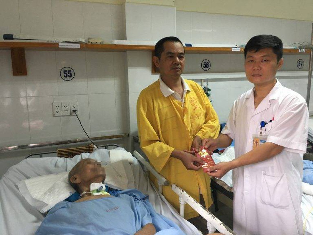 Con nhận cha tại... bệnh viện sau 37 năm thất lạc - Ảnh 1.