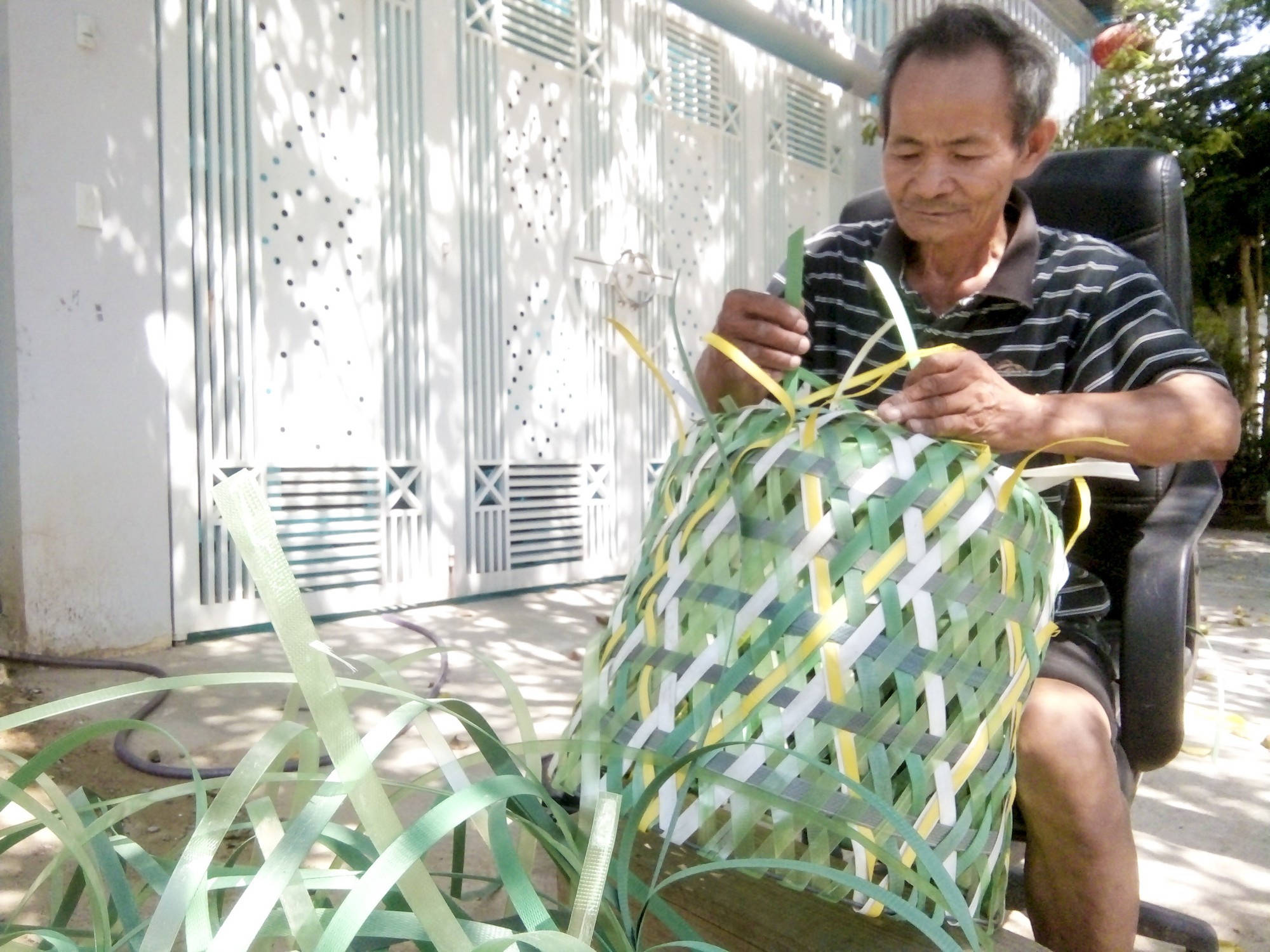 Chiếc giỏ rác đặc biệt của người đàn ông 68 tuổi - Ảnh 1.