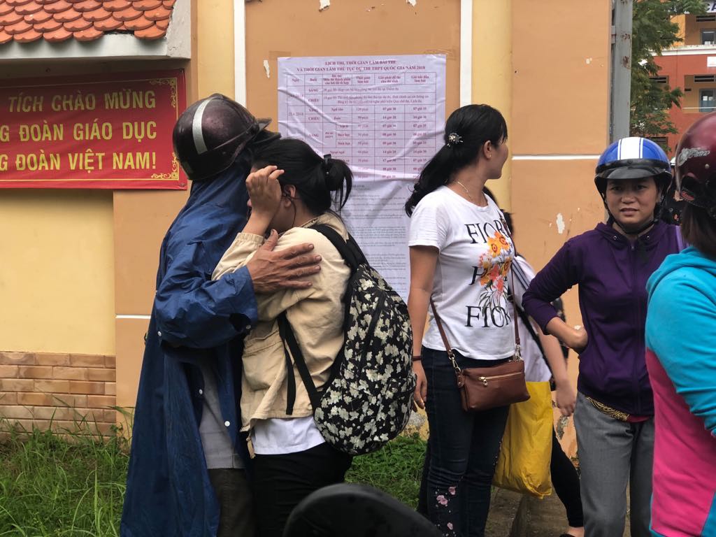 Thí sinh than đề thi toán THPT quốc gia dài và khó, nhiều em bật khóc - Ảnh 3. Thí sinh than đề thi toán THPT quốc gia dài và khó, nhiều em bật khóc - Ảnh 3.