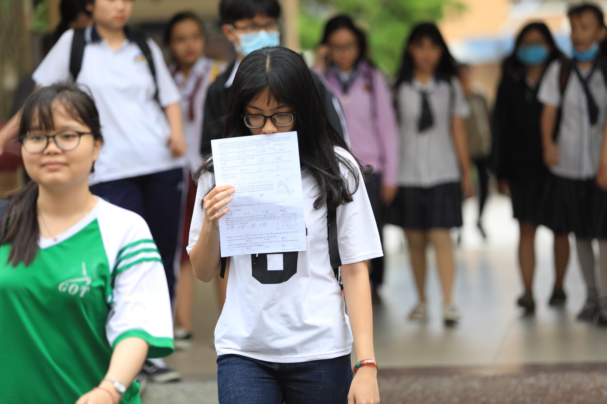 Thí sinh than đề thi toán THPT quốc gia dài và khó, nhiều em bật khóc - Ảnh 2. Thí sinh than đề thi toán THPT quốc gia dài và khó, nhiều em bật khóc - Ảnh 2.