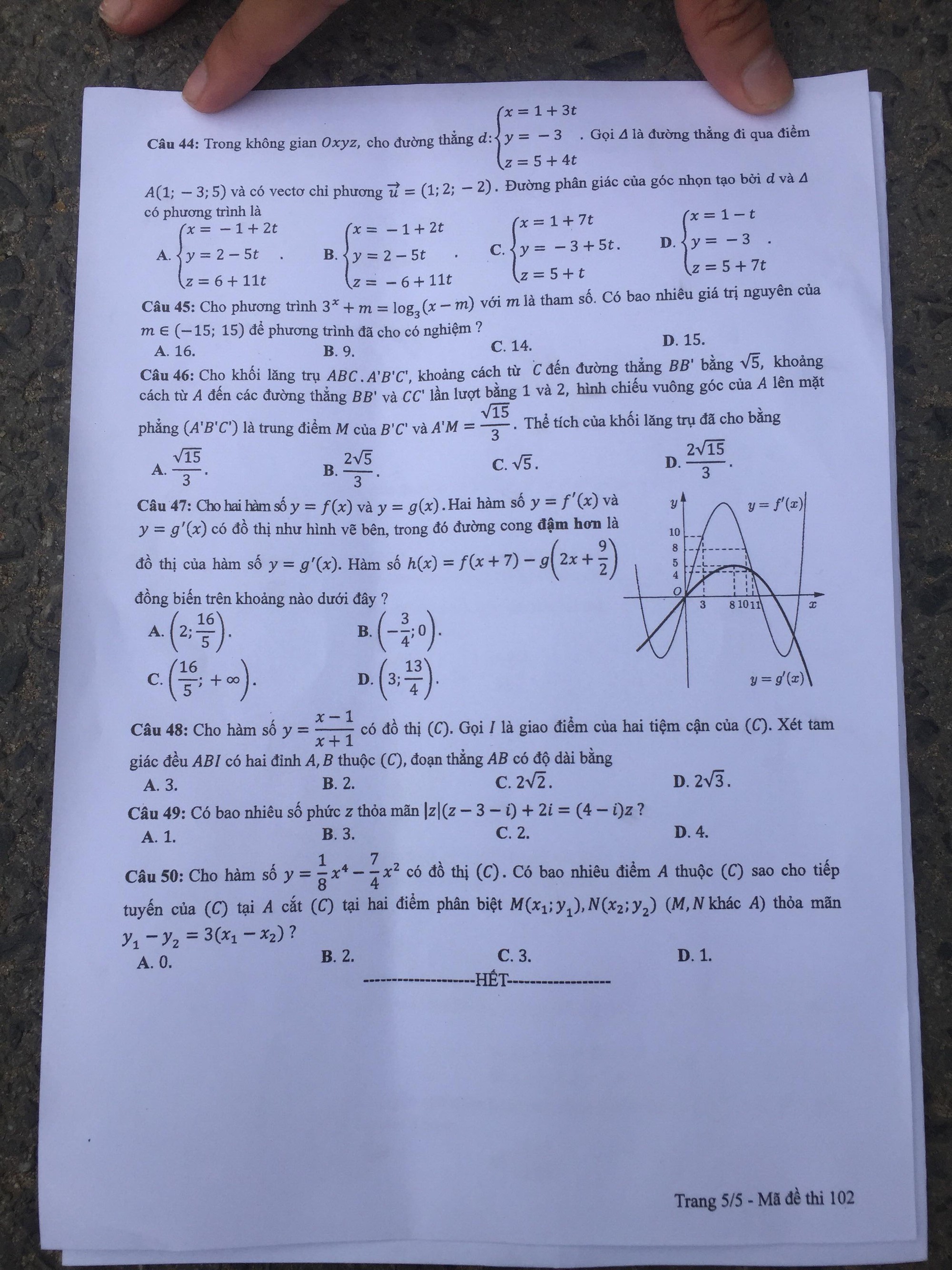 Thí sinh than đề thi toán THPT quốc gia dài và khó, nhiều em bật khóc - Ảnh 16. Thí sinh than đề thi toán THPT quốc gia dài và khó, nhiều em bật khóc - Ảnh 16.