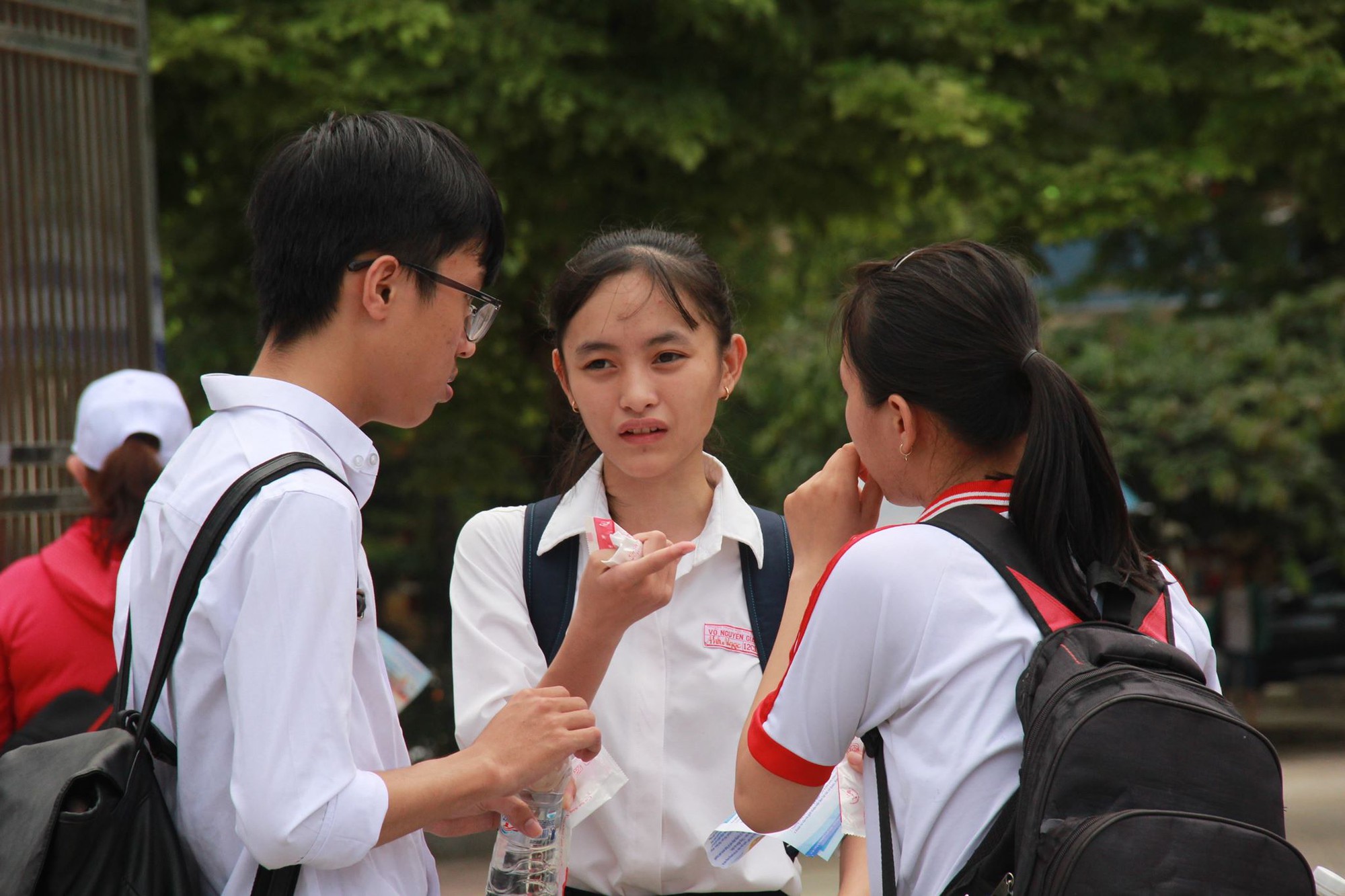 Thí sinh than đề thi toán THPT quốc gia dài và khó, nhiều em bật khóc - Ảnh 1. Thí sinh than đề thi toán THPT quốc gia dài và khó, nhiều em bật khóc - Ảnh 1.