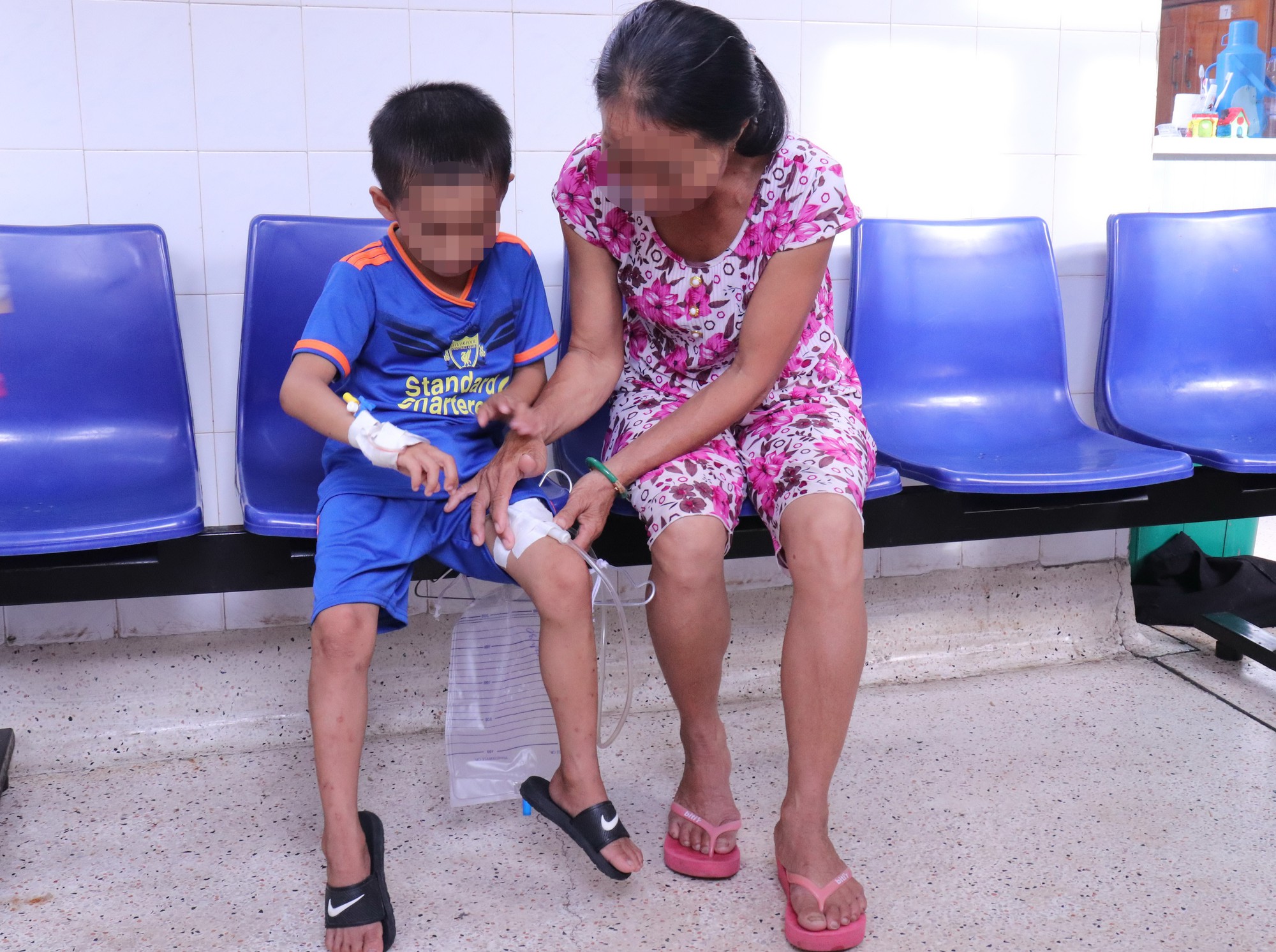 Khi con trai phải tiểu ngồi - Ảnh 1. Khi con trai phải tiểu ngồi - Ảnh 1.