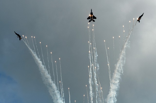 Đã mắt với màn máy bay nhào lộn ở Singapore Airshow 2018 - Ảnh 6.