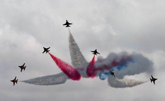 Đã mắt với màn máy bay nhào lộn ở Singapore Airshow 2018 - Ảnh 1.