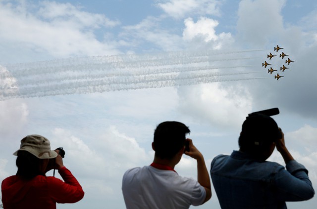 Đã mắt với màn máy bay nhào lộn ở Singapore Airshow 2018 - Ảnh 3.