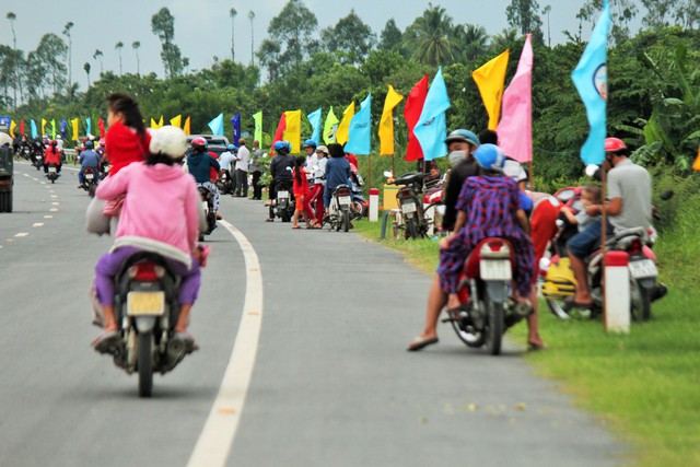 Dân Miền Tây rủ nhau lên cầu Cao Lãnh… chụp ảnh lưu niệm - Ảnh 7.