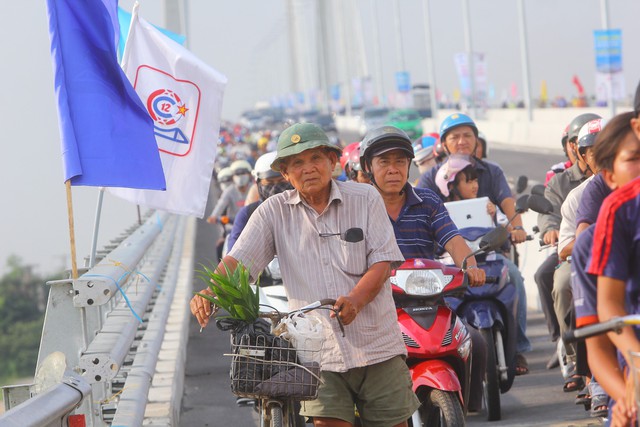 Dân Miền Tây rủ nhau lên cầu Cao Lãnh… chụp ảnh lưu niệm - Ảnh 2.