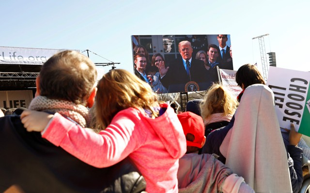 Donald Trump qua 12 tấm ảnh của năm - Ảnh 12.