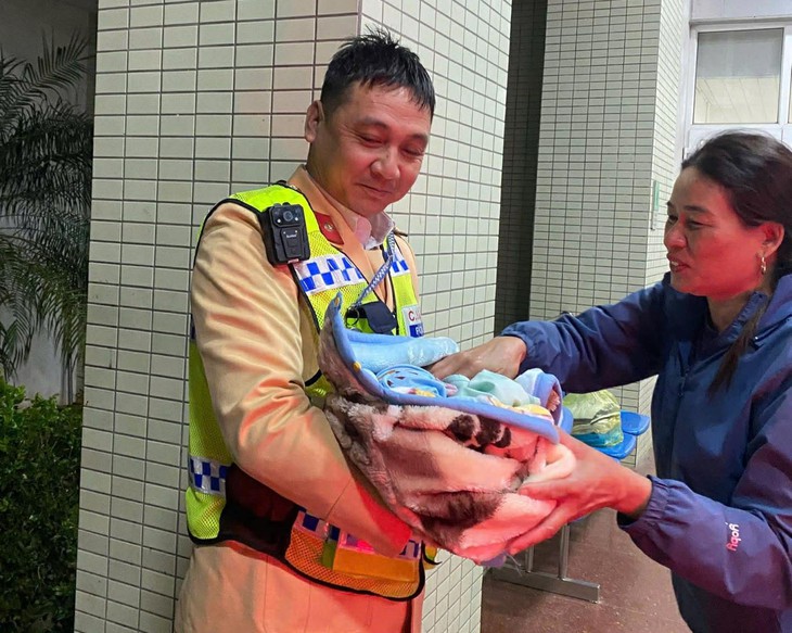 Bé trai 3,2kg chào đời ngay trên xe tuần tra của cảnh sát giao thông - Ảnh 1.