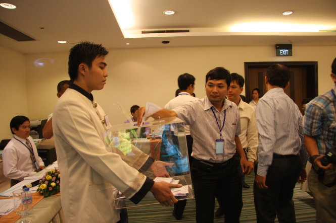 Từ vụ lùm xùm ở Đại học Hoa Sen đặt ra nhiều vấn đề cần được “giải cứu”. Trong ảnh: các cổ đông bỏ phiếu bầu HĐQT mới tại đại hội cổ đông bất thường của Trường đại học Hoa Sen ngày 2-8 - Ảnh: TRẦN HUỲNH