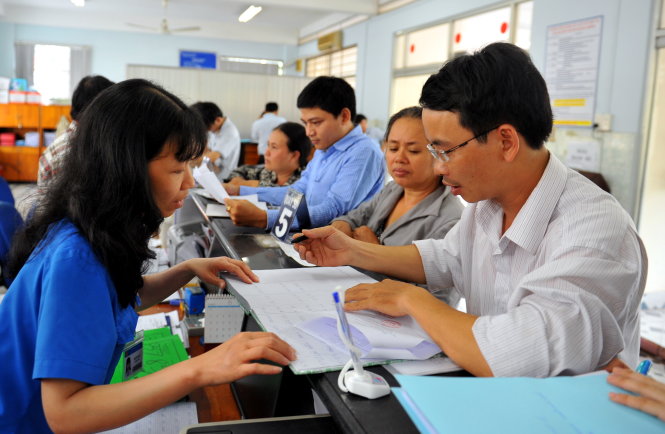 Hướng dẫn người dân thực hiện các thủ tục về cấp phép xây dựng tại Q.Gò Vấp, TP.HCM - Ảnh: Thanh Đạm