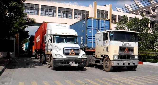 Xe tải xếp hàng ở cửa khẩu Mộc Bài - Ảnh: N.Hậu