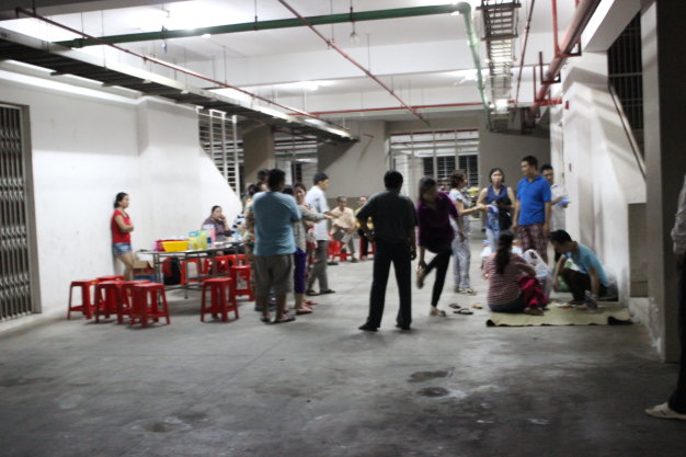 Nhiều người dân tại chung cư Bình Khánh vẫn chưa hết bàng hoàng sau cái chết của cháu Thanh